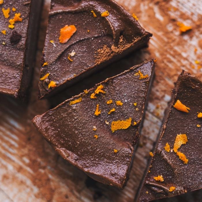 portakal ile tatlandırılmış çiğ vegan çikolatalı tatlı, vegan çikolatalı mus ile unsuz kek