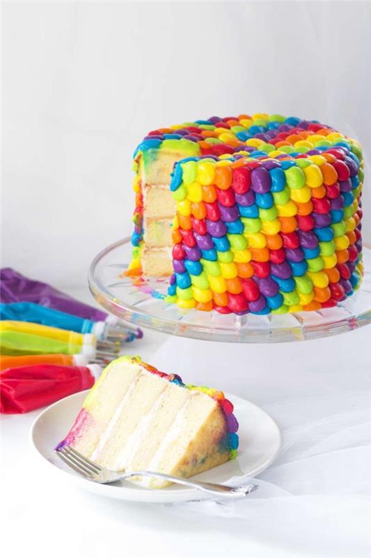Bir pasta poşeti ile süslenmiş, gökkuşağı renginde krema ile glutensiz vanilya tabakası kek tarifi