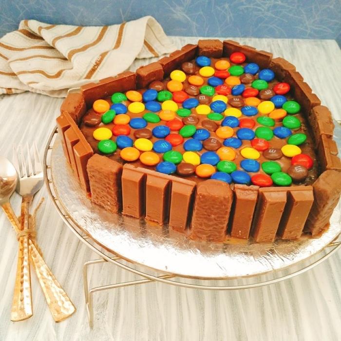 Sevgililer Günü için kendin yap pasta fikri, yumurtasız pasta, kit kat ve smarties ile kalp şeklinde pasta şablonu