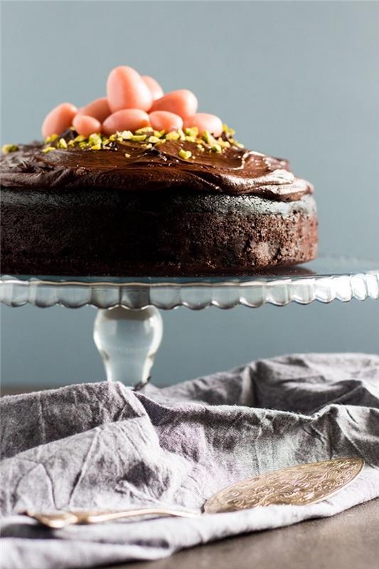 preprost čokoladni velikonočni kolač na osnovi kakavovega in rdeče peciva biskvitne torte s čokoladno in pistacijevo pecivo