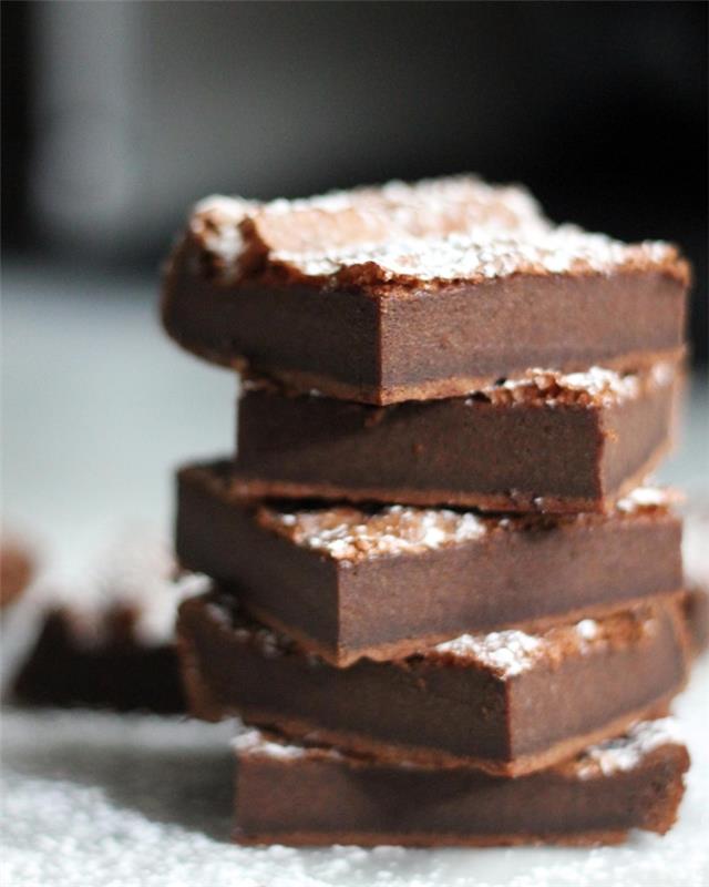 ideja za ekspresno torto v slogu brownieja v obliki nutelle s samo dvema sestavinama