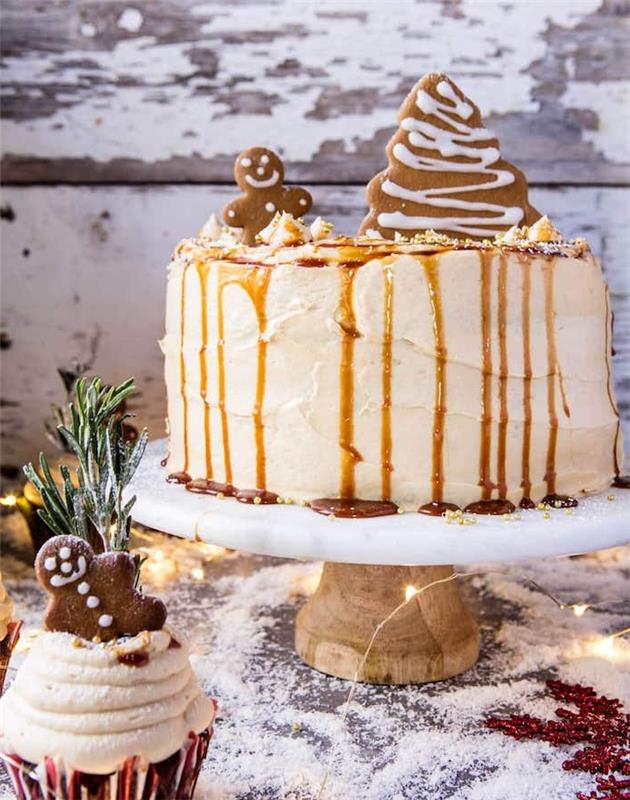 karamel tepesi ve küçük zencefilli kurabiye süslemeleri ile zencefil Noel pastası modeli