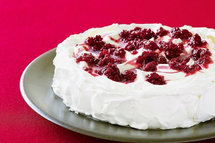 şekerlenmiş meyveli pavlova, krem ​​şanti ve ahududu reçeli ile süslenmiş beze pasta