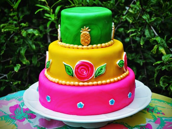 kūrybos tortas trijuose aukštuose, dekoravimas ananasais ir nupieštomis rožėmis, rožinės, geltonos ir žalios spalvos tortas
