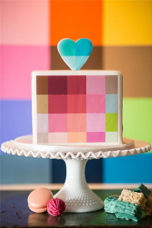 Daigai vestuvinio torto viršų, vestuvių torto viršus, originalus kvadratinių pikselių formos vestuvių tortas, šauni spalvinga vestuvių torto idėja
