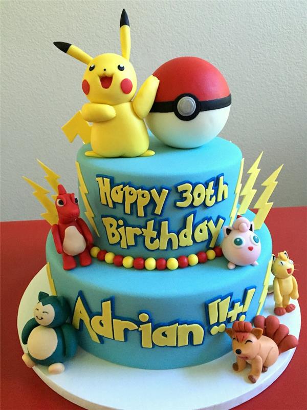 rojstnodnevna torta, rdeča glazura, rumena figurica iz marcipana pikachu, okras za torto iz pokemonov