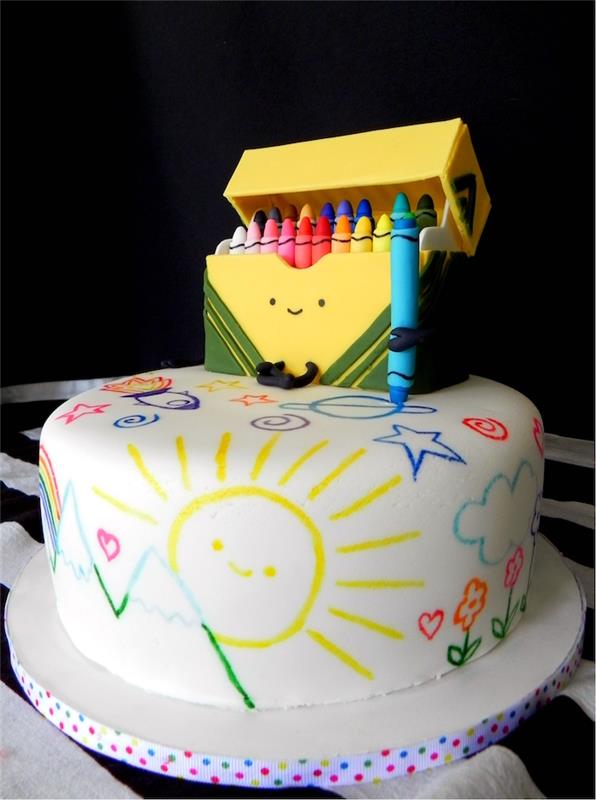Güzel ve ilginç çocuk pastası, eğlence için kişiselleştirilmiş doğum günü pastası, şeker hamurlu kalemlerle harika bir fikir
