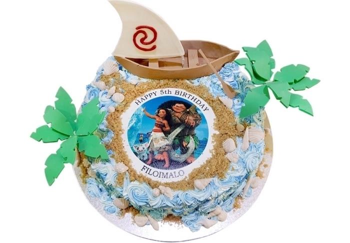 padarykite „Disney“ tematikos gimtadienio staigmeną su naminiu „Vaiana“ ir „Maui“ pyrago viršumi