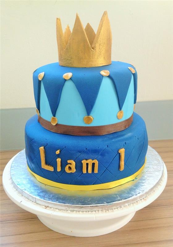 asmeninis gimtadienio tortas, auksinė tiara viršuje, mėlynas gimtadienio tortas su užrašu