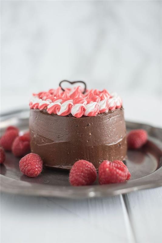 recept za mini Valentinovo torto s čokoladnim ganacheom, okrašenim z barvnim ganacheom