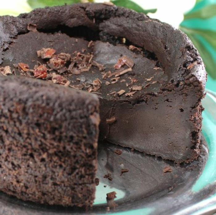 yumurtasız kek, kakao gratenleri ile kaplanmış sert ve sağlam bir yapıya sahip koyu vegan kek