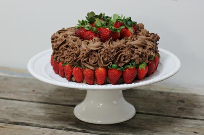 yumurtasız kek, birkaç çilekli kakaolu tatlı ve bir pasta tabağına koyun
