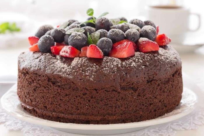 yumurtasız kek, çilek, yaban mersini ve nane yaprakları ile süslenmiş siyah tart