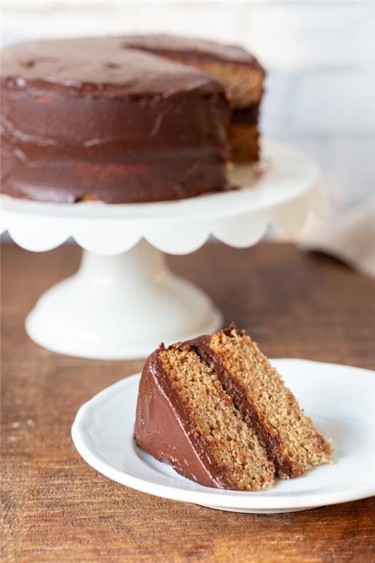 yumurtasız çikolatalı kek tarifi fikri, yumuşak çikolatalı doğum günü pastası yapın, örneğin bitter çikolatalı kremalı pasta