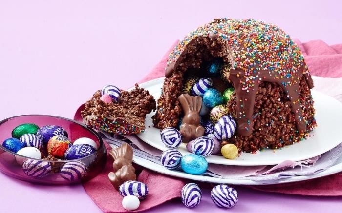 mini velikonočna pinata torta s čokoladnim napihnjenim rižem, ki skriva čokoladna jajca, na vrhu pa ganache