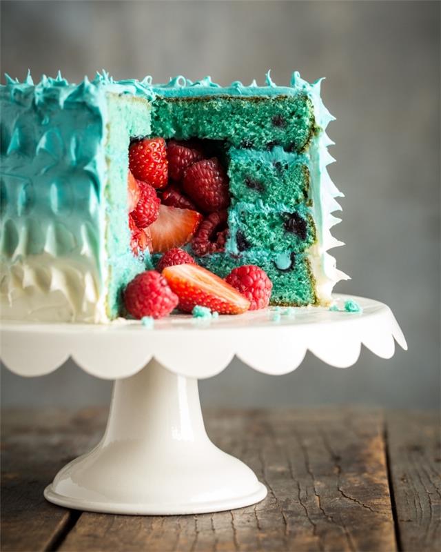 recept za pinata torto z nasipno glazuro v zdravi različici, napolnjeni s svežim sadjem, postavljeno na belo torto