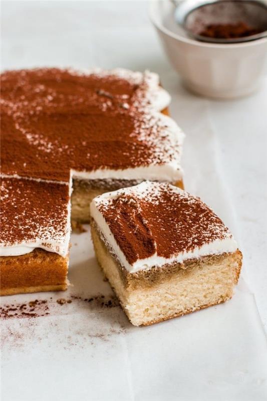 izviren recept za tiramisu z maskarponejevo glazuro, posuto s kakavom, torta v slogu tiramisu z luknjami