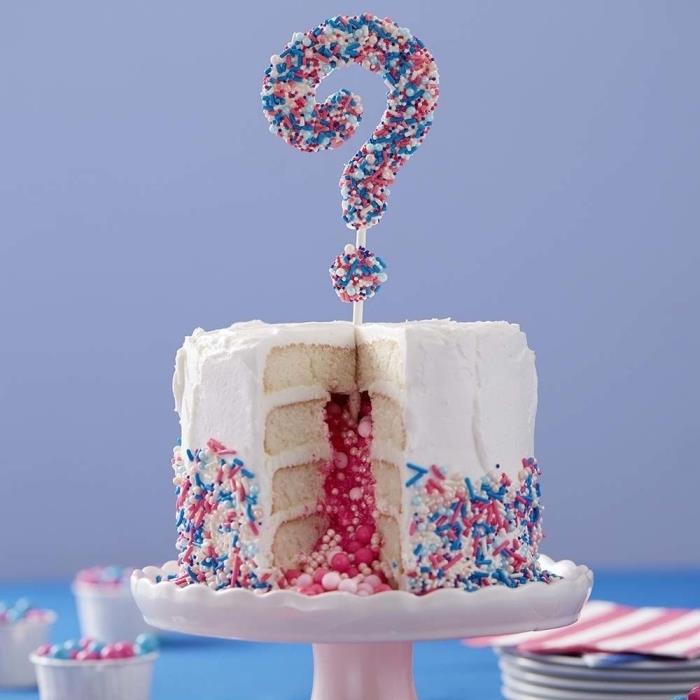 mehka vanilijeva torta na vrhu z masleno kremo, napolnjena z roza bonboni, otroška torta za prhanje, ki razkriva spol otroka