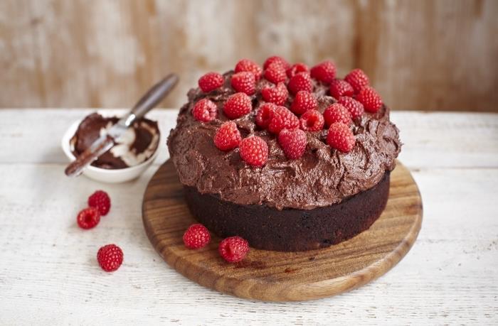 pyragas be laktozės su veganišku šokolado ganache ir šviežių aviečių glajumi, klasikinis gimtadienio tortas veganiškoje versijoje