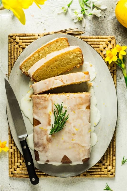 Bir tutam taze biberiye ile süslenmiş, limon sosuyla kaplanmış ekmek şeklinde hızlı ve kolay kek tarifi