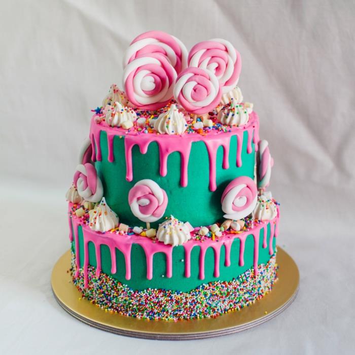 rožinės ir žalios spalvos tortas, rožinės ir baltos spalvos ledinukai, mielas dviejų pakopų tortas, gimtadienio tortas