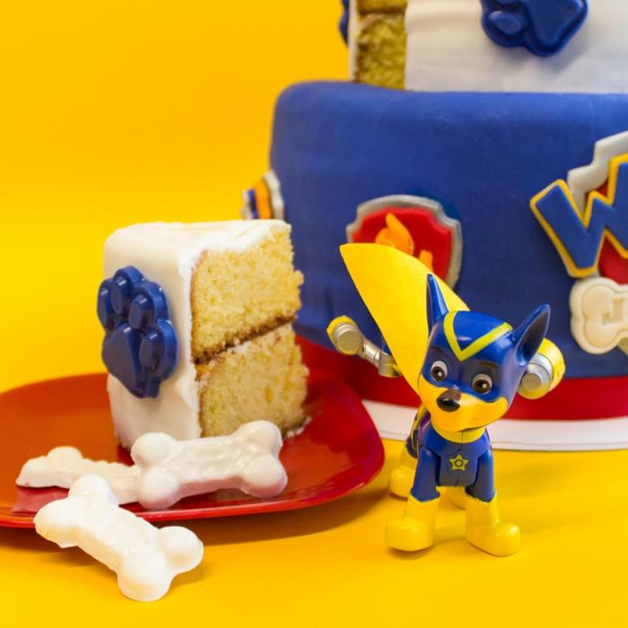 pripravi rojstni dan paw patrol, kos torte z belo glazuro, logotipom, modro glazuro
