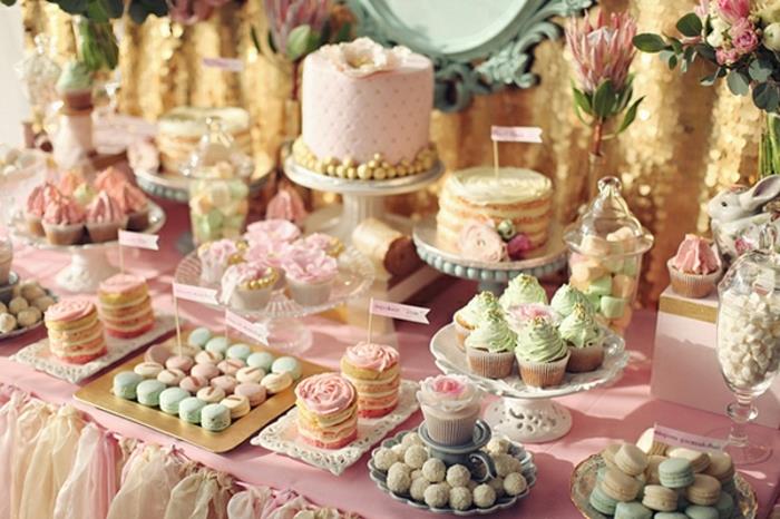 şeker çubuğu dekorasyonu, cupcakes, bademli kurabiye, şekerler, pistillas, düğün dekorasyon fikri, saçaklı ponponlar, çiçekler, altın dekor arka plan, pembe masa örtüsü