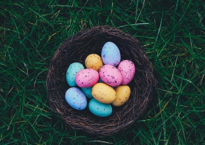 Paskalya 2018 için ne orijinal bir dekorasyon, renkli yumurtalı koyu kahverengi renkli sebze liflerinden sepet