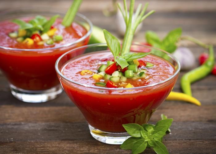 zamisel, kako pripraviti paradižnikovo juho gazpacho, recept za piknik, drobnjak, kumare, rumeno papriko, hladno jed, ki jo lahko uživate poleti