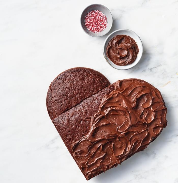romantik yemek için kalp şeklinde bitter çikolatalı kek şablonu, sevgililer günü için kolay tarif fikri