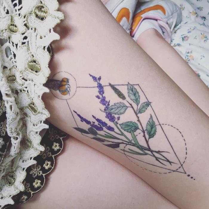 Simbologia tatuaggi e un disegno colorato di lavanda dentro geometriche form Sulla coscia di una ragazza