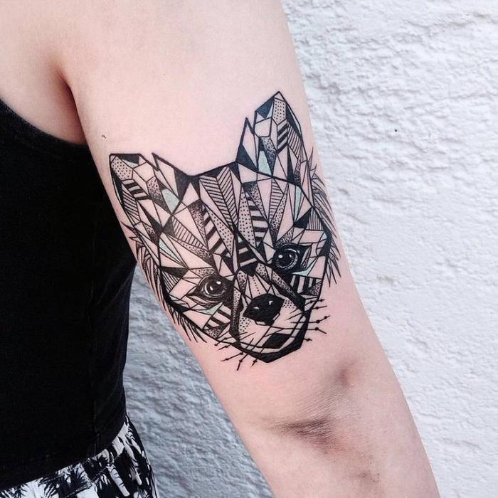 Idea tatuaggi uomo e un disegno con volpe Slab form geometriche sul bicipite