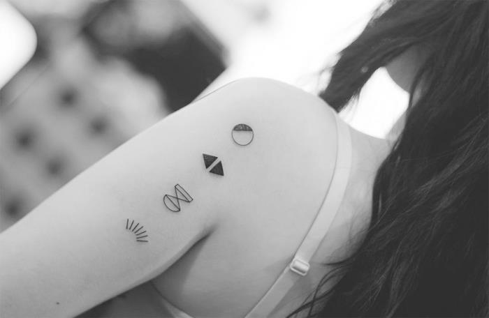 sonce in luna, geometrijska peščena ura, tetovaža na rami, mesta tetoviranja, črno -bela fotografija