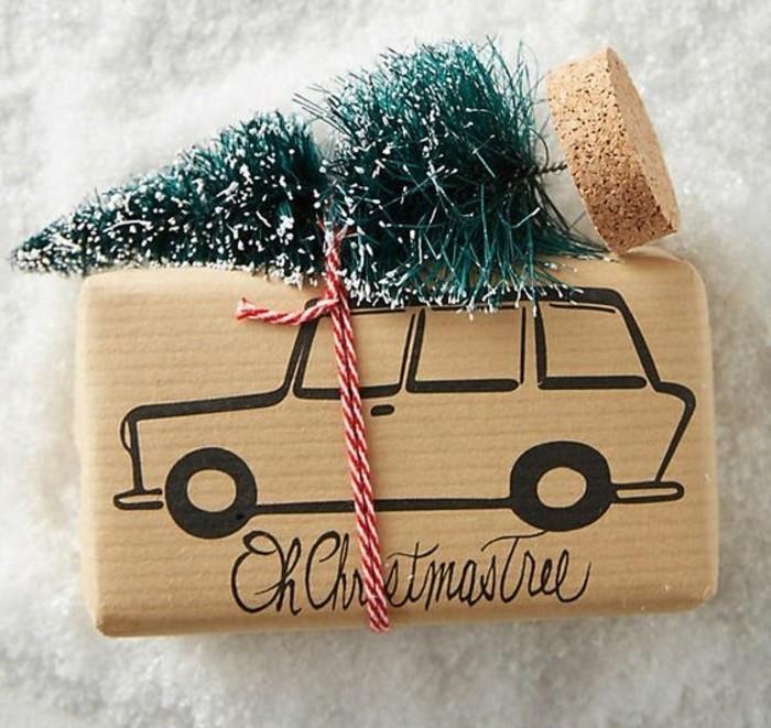 Noel ağacı süsü, beyaz ve kırmızı bir iple bağlanmış, bej kağıda sarılmış, araba çizimi, el yapımı hediyeler