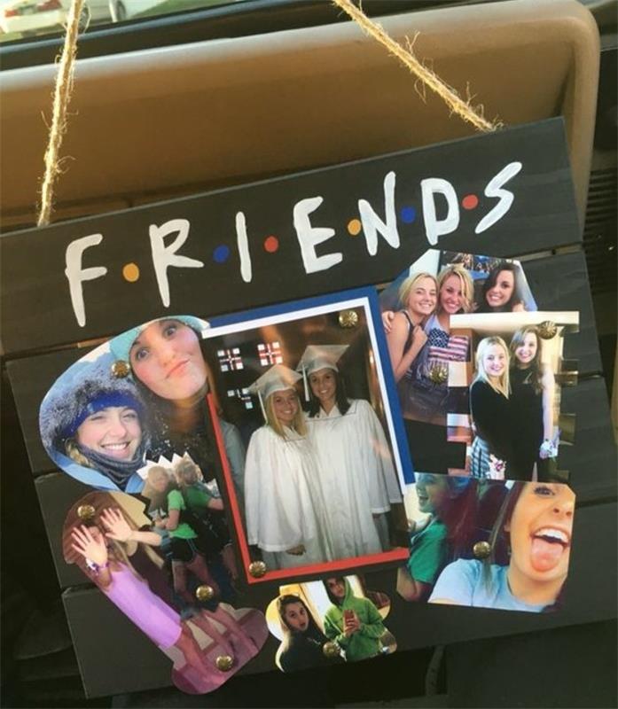kul darila za najstnike, črna lesena deska, okrašena z logotipom televizijske serije Prijatelji, in foto kolaž, ki prikazuje več deklet