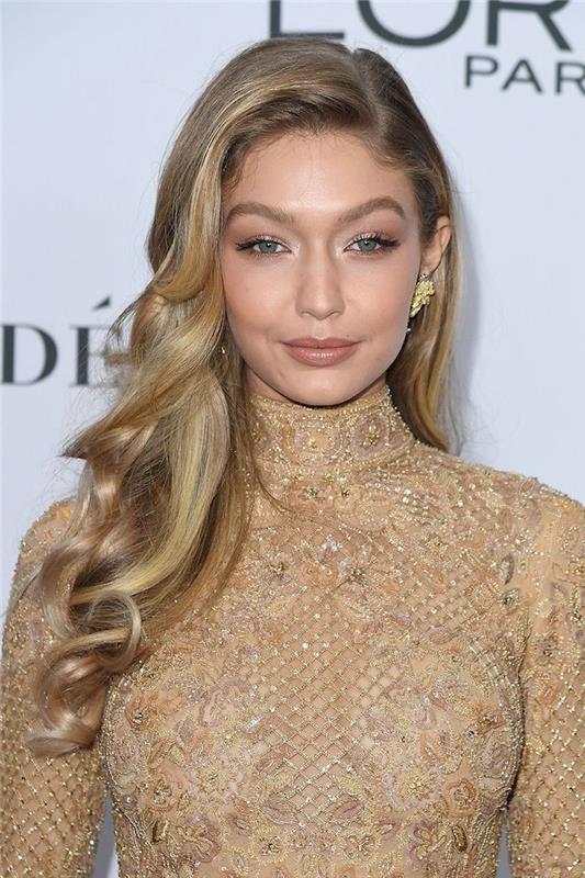 Gigi Hadid dolgi valoviti lasje, degradirani dolgi lasje, gradijentna kvadratna frizura, lepa fotografija las, lepa na rdeči preprogi, zlata obleka