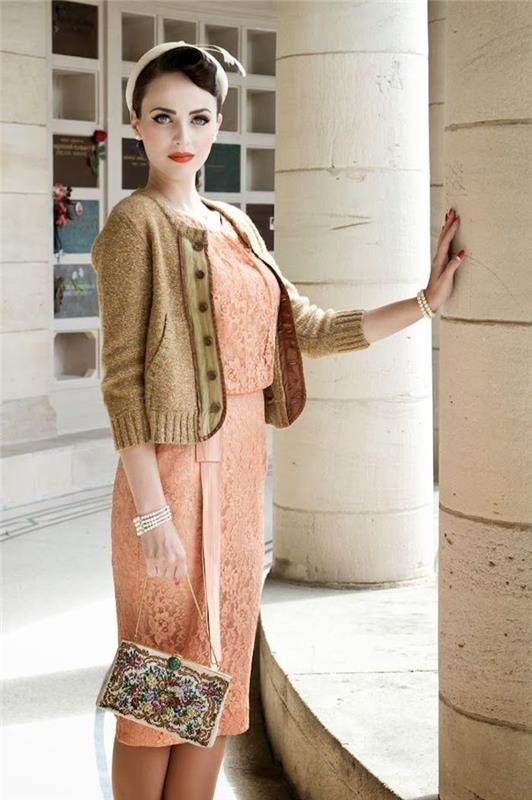 Klasik 50'lerin kadını, 50'lerin sonları, renkli çanta, dar dantel elbise için şeftali rengi