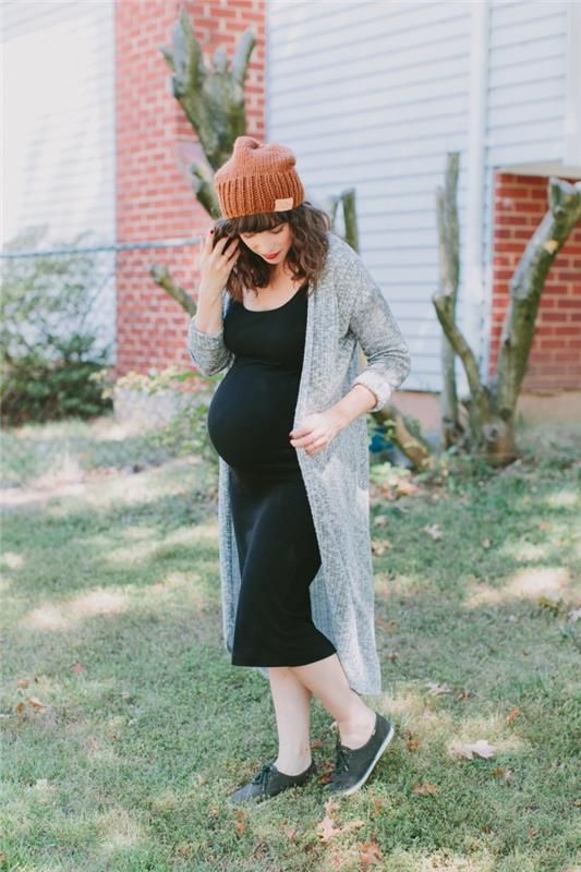 nėščios moters ilgos suknelės modelis juoda spalva, nėščia moteris atrodo juoda suknele su šviesiai pilka ilga liemene