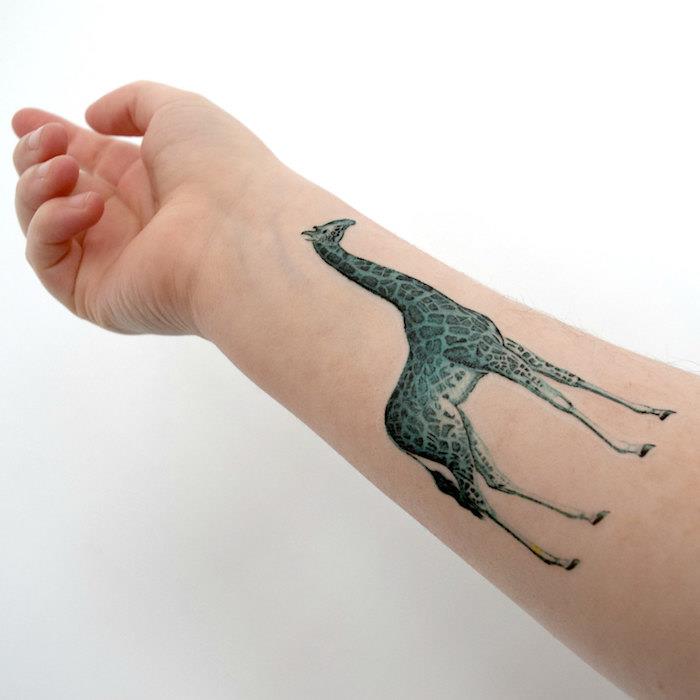 Ženska tetovaža podlakti, žirafa, enobarvna tetovaža žirafe, realistična živalska ženska tetovaža