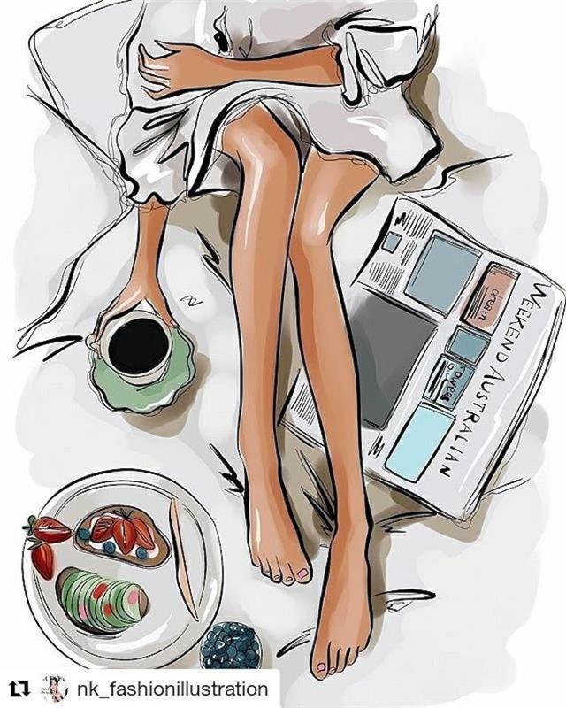 dekle v postelji, risanje orisov, časopis in kava, zajtrk na krožniku