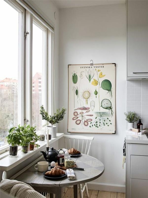 yarı yuvarlak şekilli masa büyük parlak pencereler ile mutfakta inci gri boya