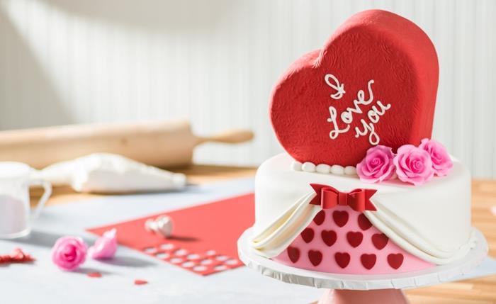 küçük kalpler şeklinde kırmızı fondan figürinlerle süslenmiş romantik beyaz fondan pasta şablonu