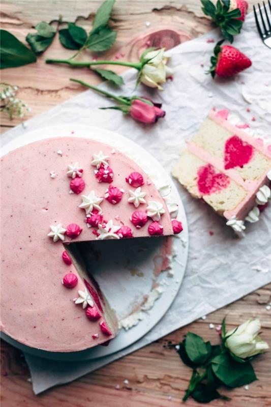 romantik tatlı ev yemeği tarifi, taze krema süslemeli vanilyalı ve çilekli pasta fikri