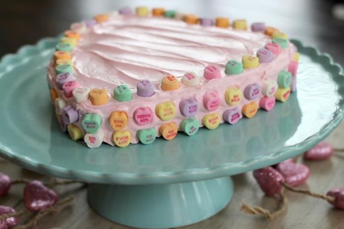 kolay tatlı tarifi ile romantik yemek fikri, hazır pandispanya ve pembe çilek kreması ile basit ev yapımı pasta