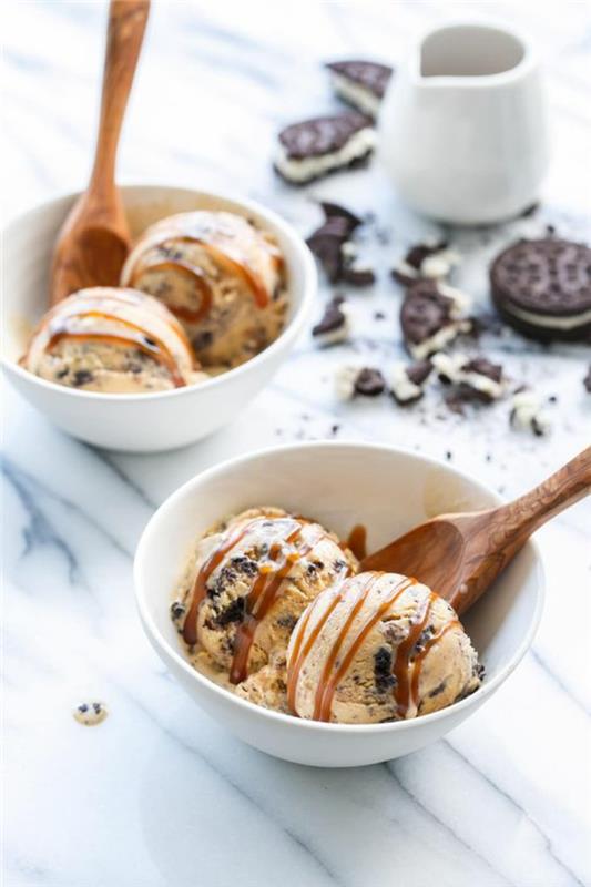 naminių ledų receptas su karameliniais ir oreo sausainiais, skanus šaldytas desertas, turtingas skonių