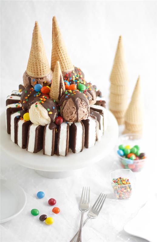 Yetişkin doğum günü pastası üzerinde bir kale oluşturmak için külahlar ve dondurma, basit ve iyi düşünülmüş bir pastanın fotoğrafı