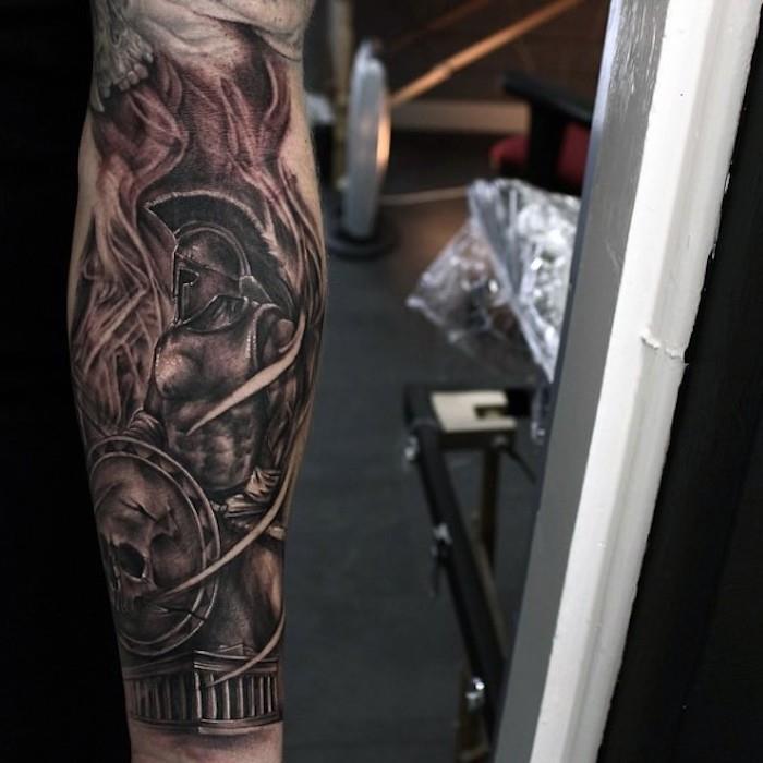 Gladiatore con scudo tatuato sull'avambraccio di un uomo