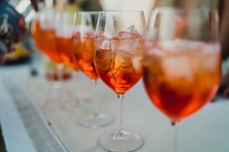 ledene kocke sladka grenka pijača recept aperol spritz šampanjec peneča voda