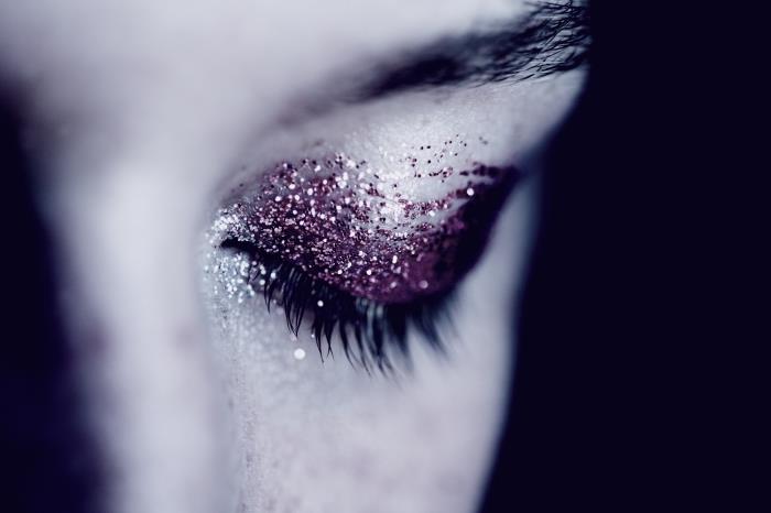 lengvo Helovino makiažo pamoka su baltu pagrindu ir violetiniais blizgančiais akių šešėliais, lengvas vampyriškas veido makiažas