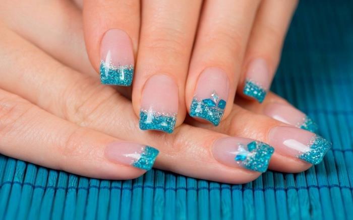 model nail art v turkizno modri in srebrni barvi, primer francoske manikure s prozorno podlago in modrimi konicami